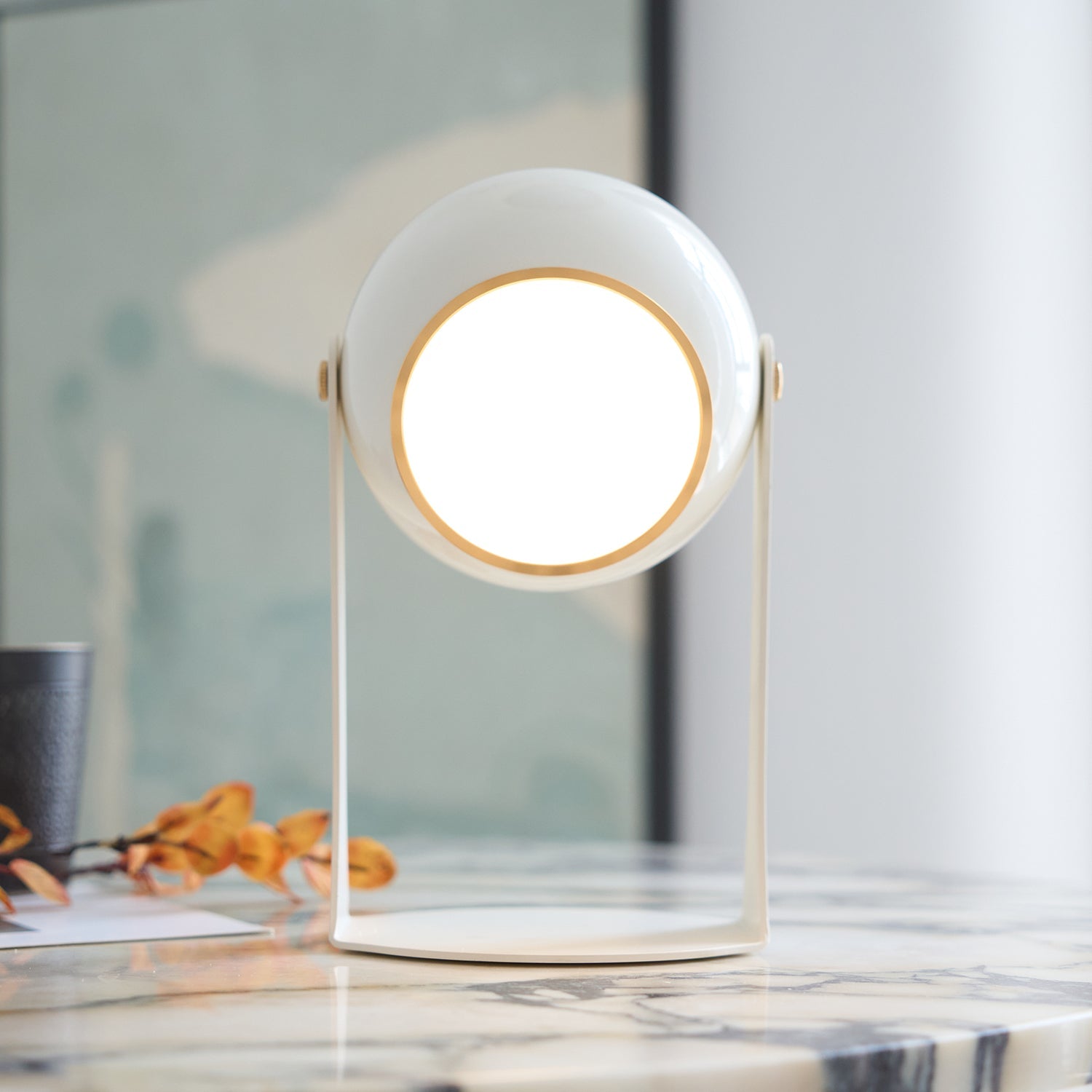 Glänzende schwarz-weiße Tischlampe – Helm-inspiriert