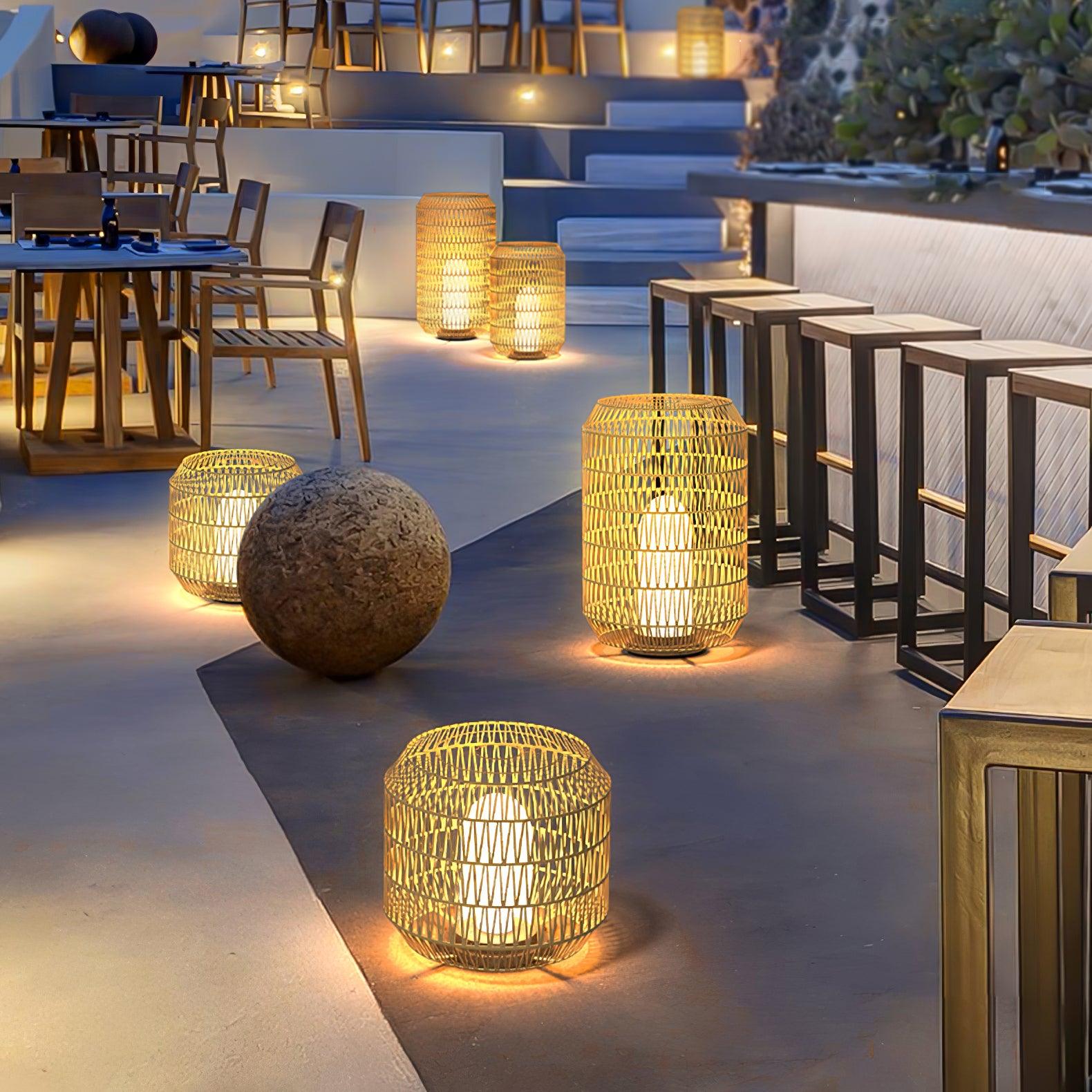 Außenlampe aus geflochtenem Rattan – traditionelles Handwerkslicht für Ecken
