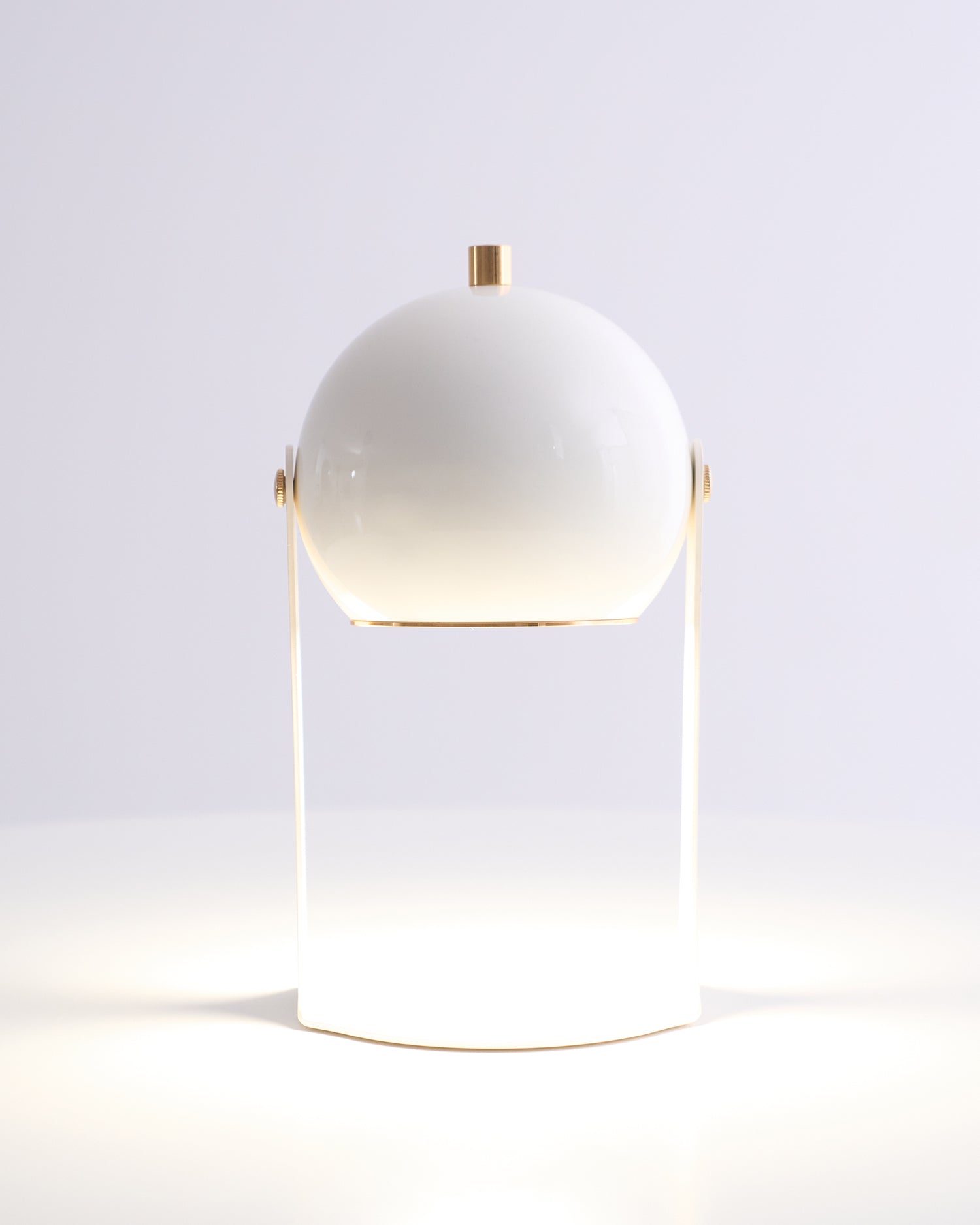 Glänzende schwarz-weiße Tischlampe – Helm-inspiriert