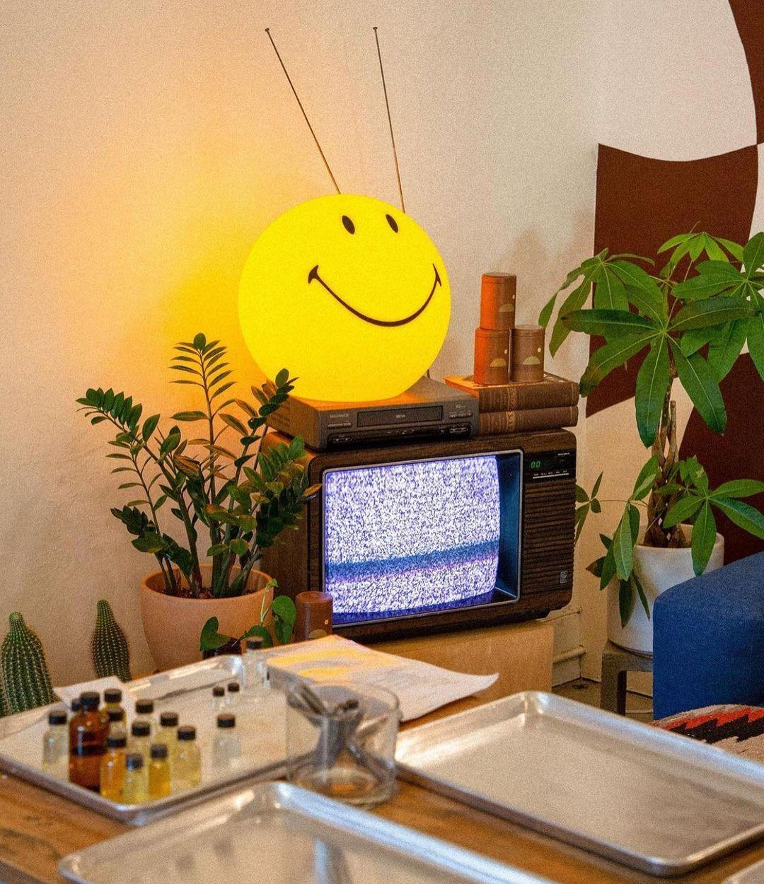 Smiling Wiederaufladbare Tischlampe - LED-Licht für Schlafzimmer &amp; Büro