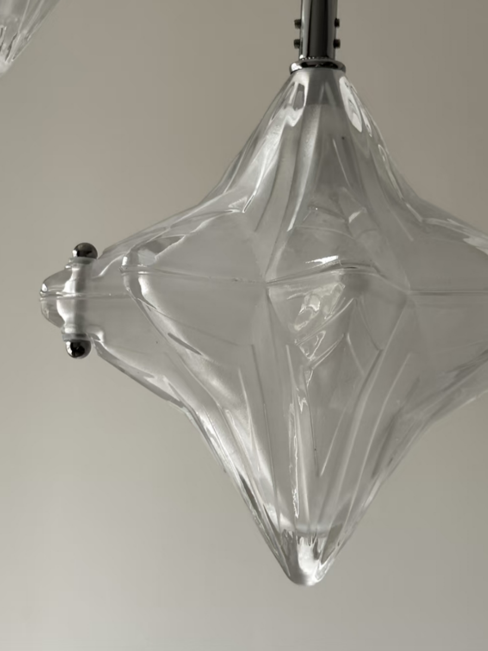 Art Deco Astris Star Kronleuchter - Milchglas-Dekoleuchte für Esszimmer 