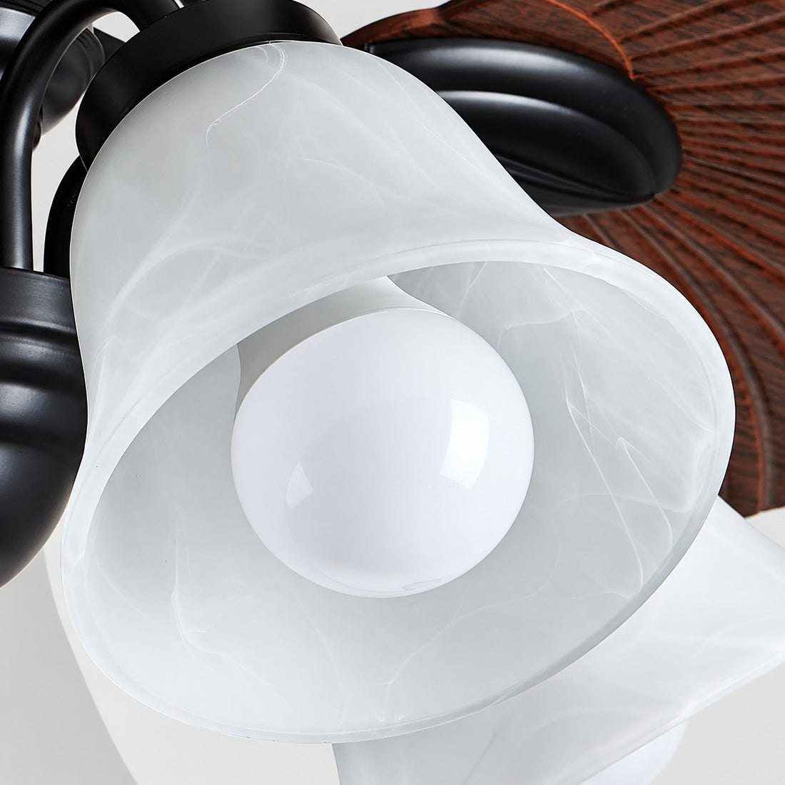 Deckenventilator mit Licht und tropischem Blattdekor