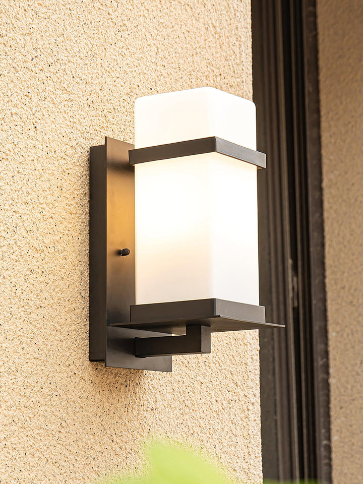 Außenwandleuchte - Moderne Metalllampe mit Glasschirm für den Garten