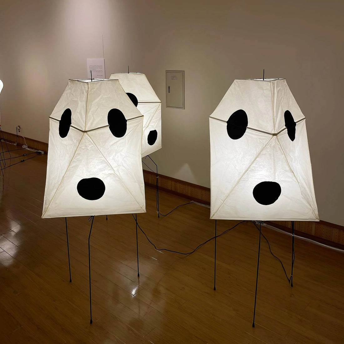 Origami Stehleuchte – Skulpturales Licht für Wohnzimmer &amp; Leseecke