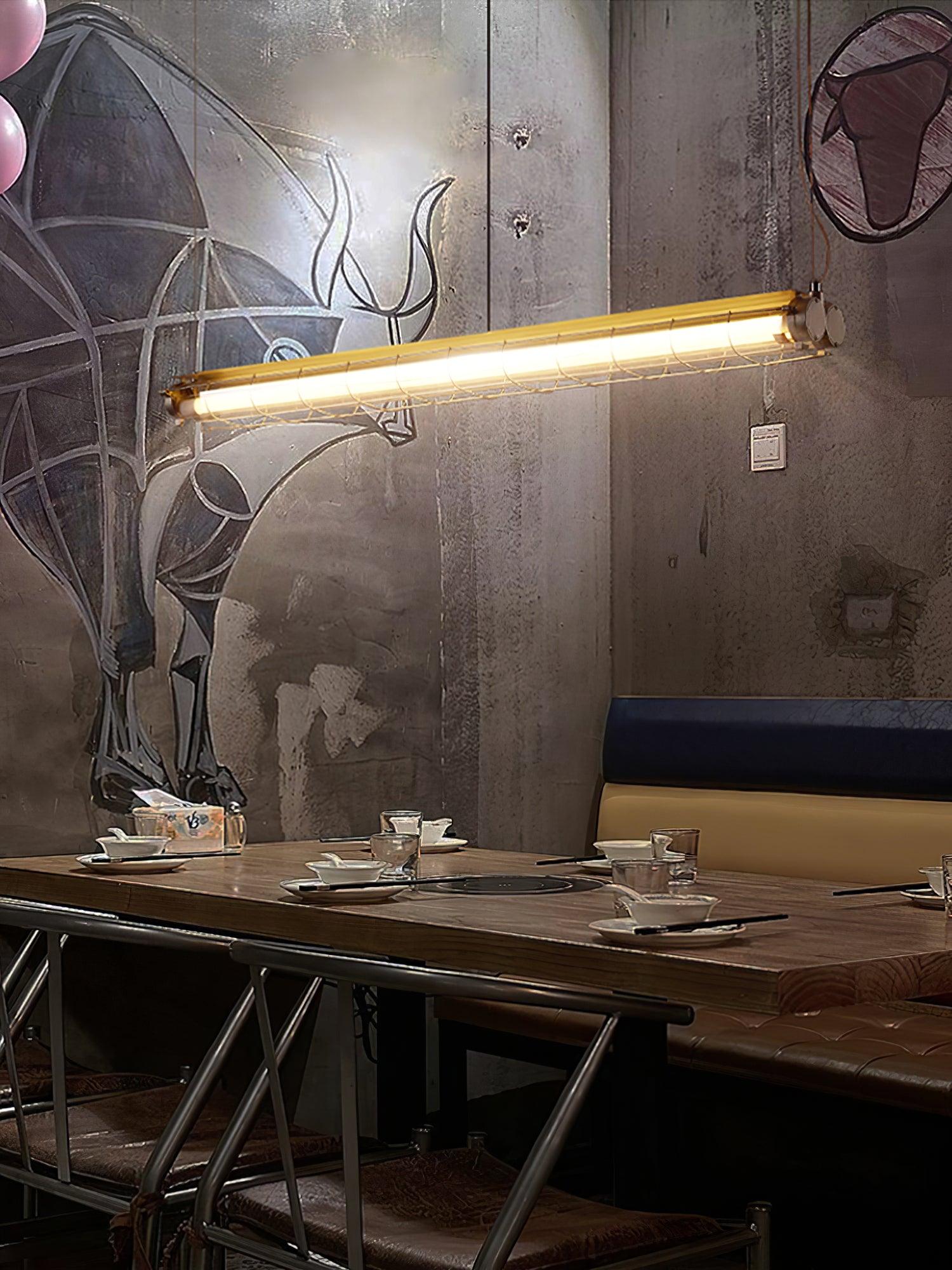 Kronleuchter aus Glas mit linearem Charakter, handgefertigt, klares Gusseisen, Metall, glatt, funkelnd