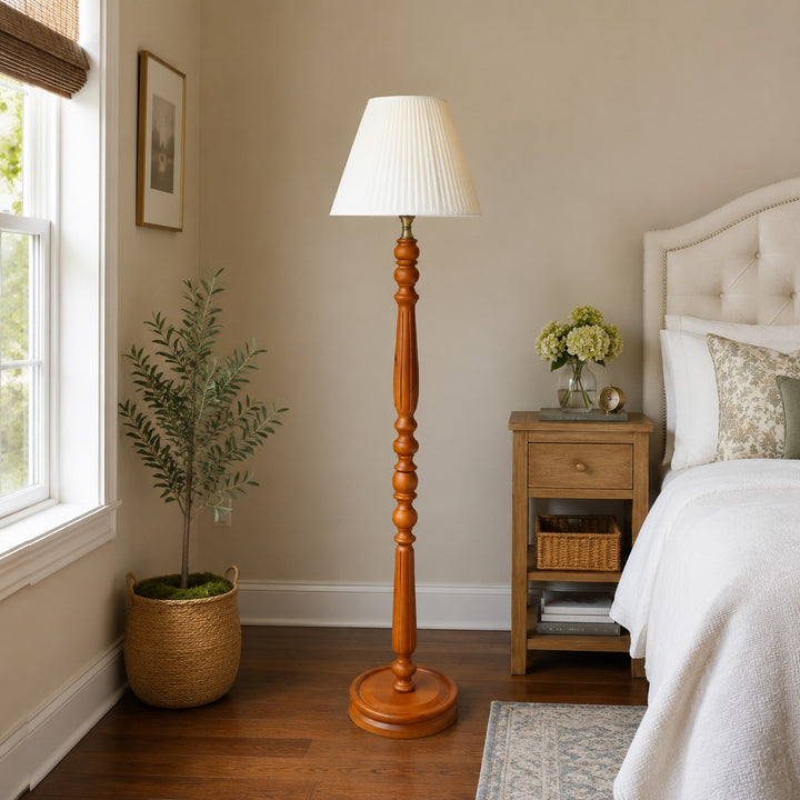 Vintage-Stehlampe aus Massivholz mit optionalem Beistelltisch
