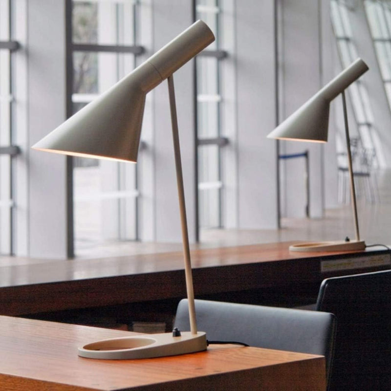 Verstellbare Tischlampe aus Metall im klassischen Design