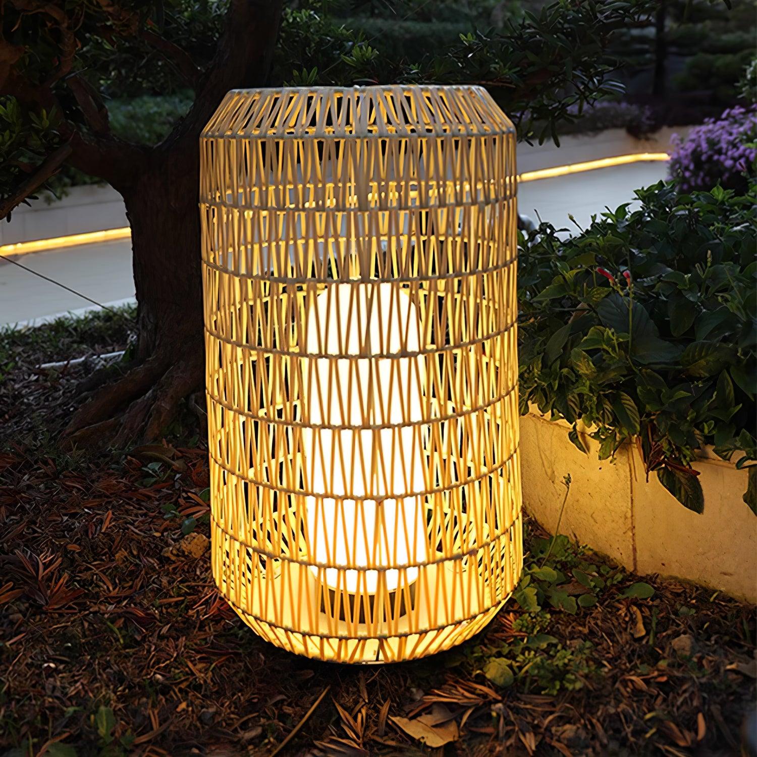 Außenlampe aus geflochtenem Rattan – traditionelles Handwerkslicht für Ecken