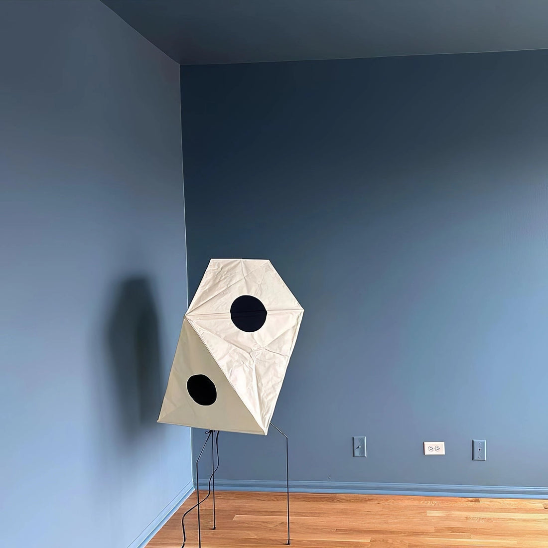 Origami Stehleuchte – Skulpturales Licht für Wohnzimmer &amp; Leseecke