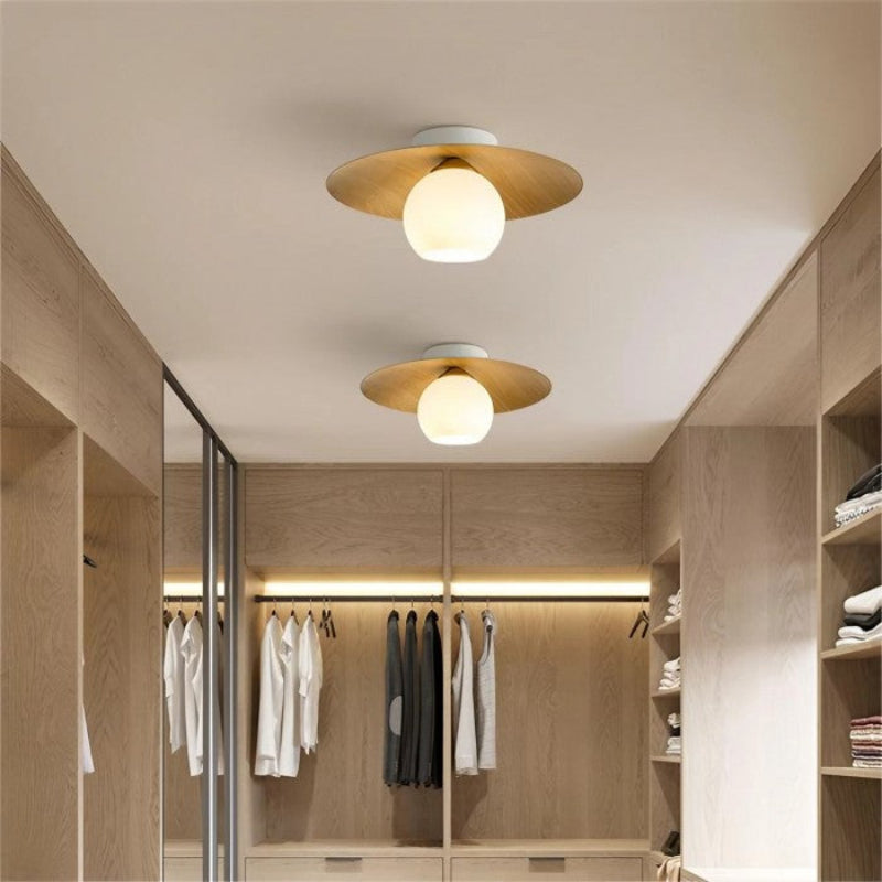 Moderne Deckenlampe aus Glas mit fliegender Untertasse