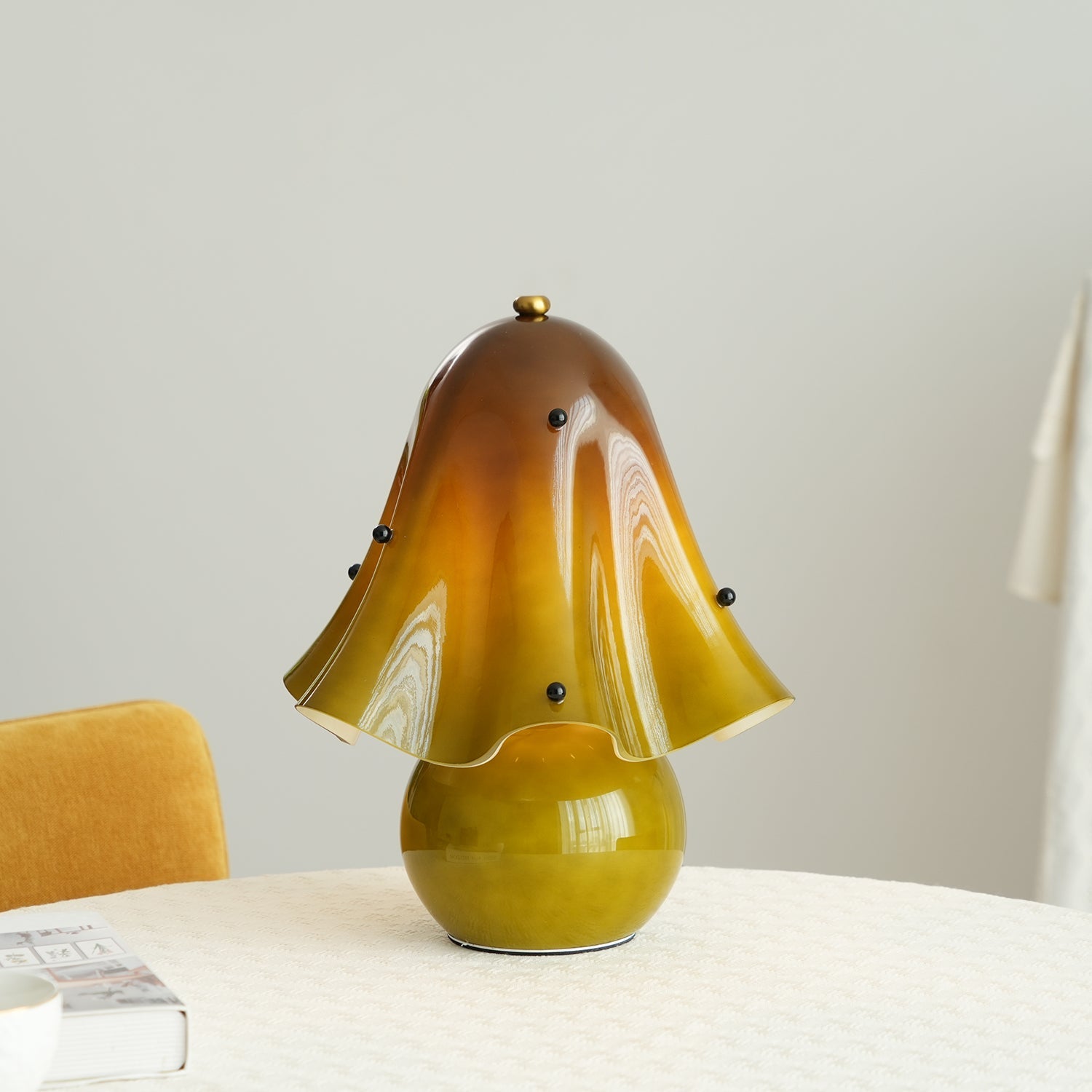 Dekorative Tischlampe Bellina – Skulpturale Glockenblumenform