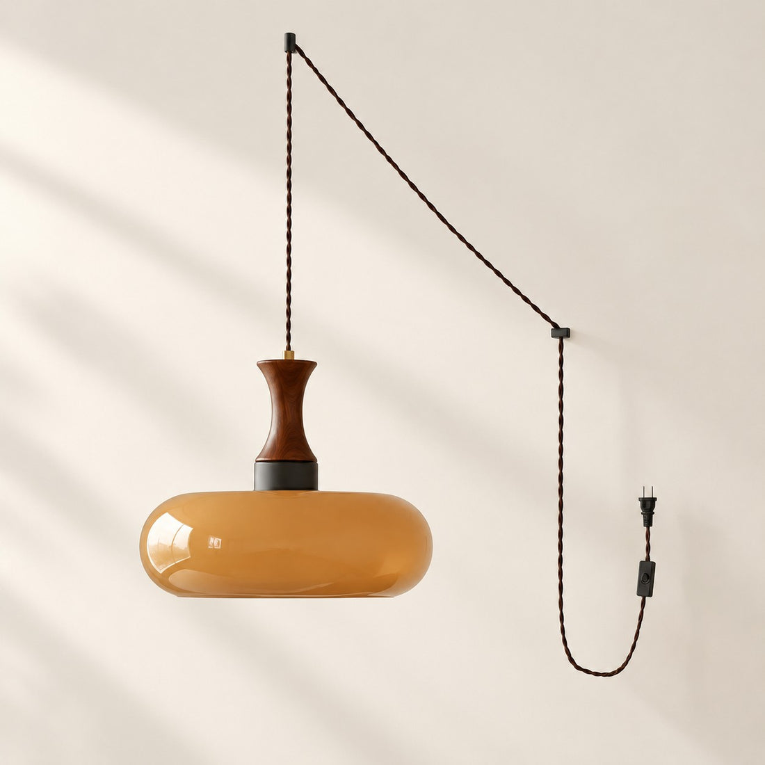 Skandinavische Pendelleuchte Velora im Landhausstil mit Stecker und Glasschirm