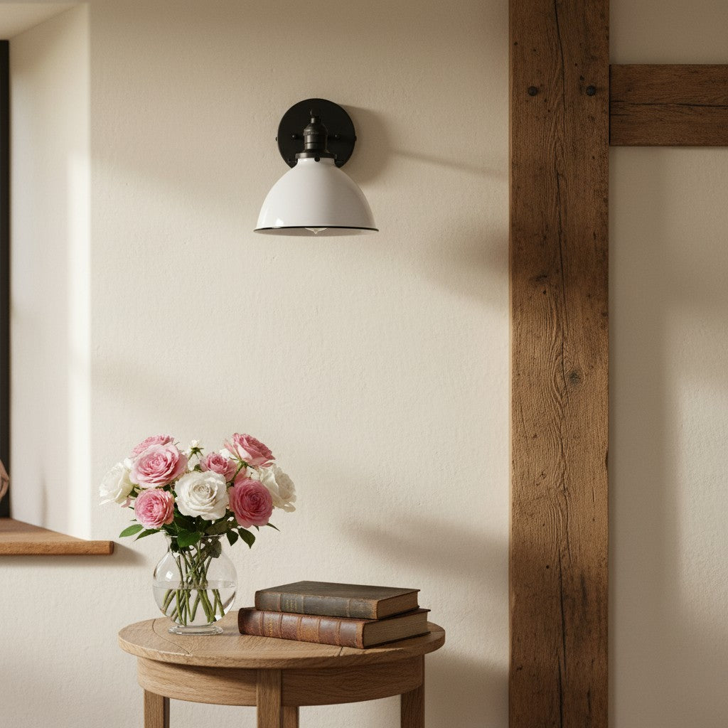 Conique Wandleuchte aus Metall – Weißer Metallschirm – Industrielle moderne Beleuchtung