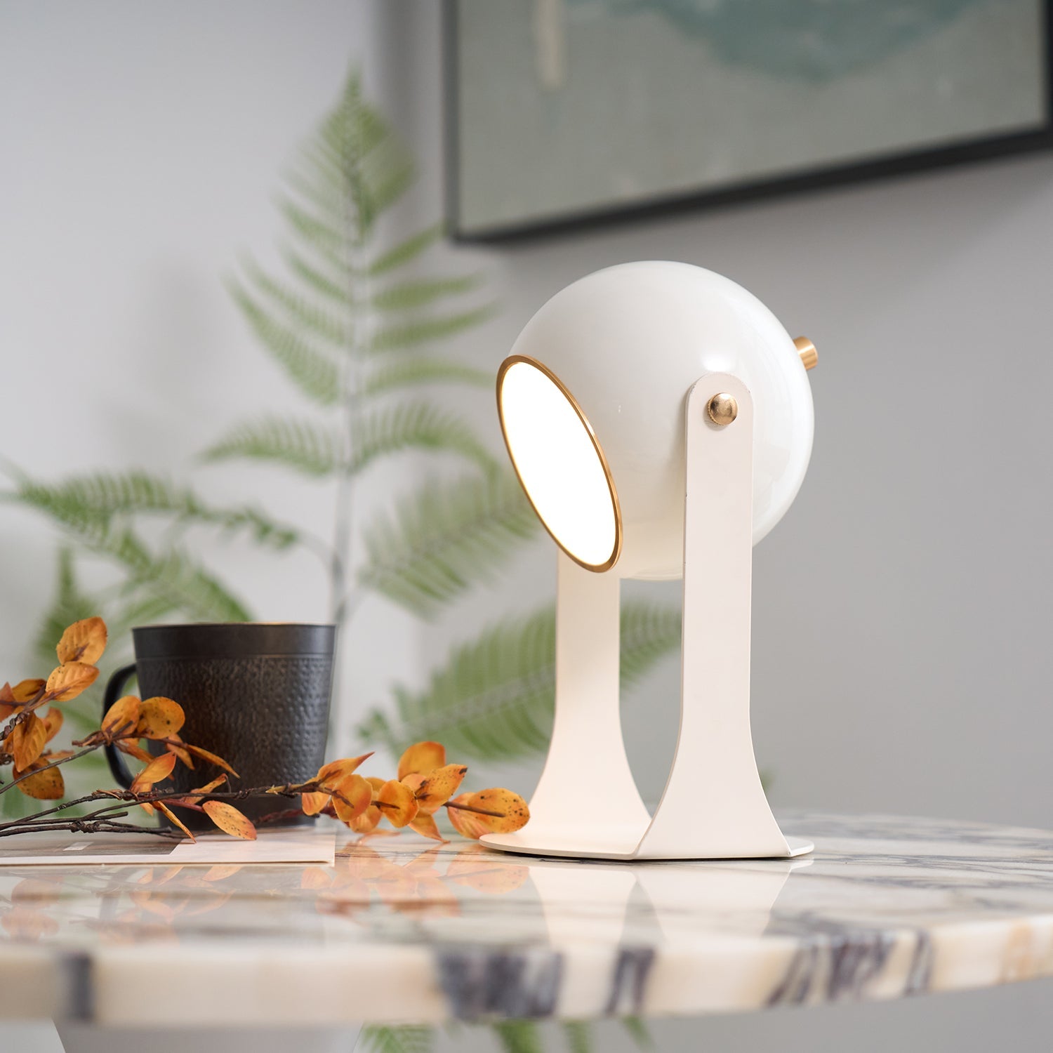 Glänzende schwarz-weiße Tischlampe – Helm-inspiriert