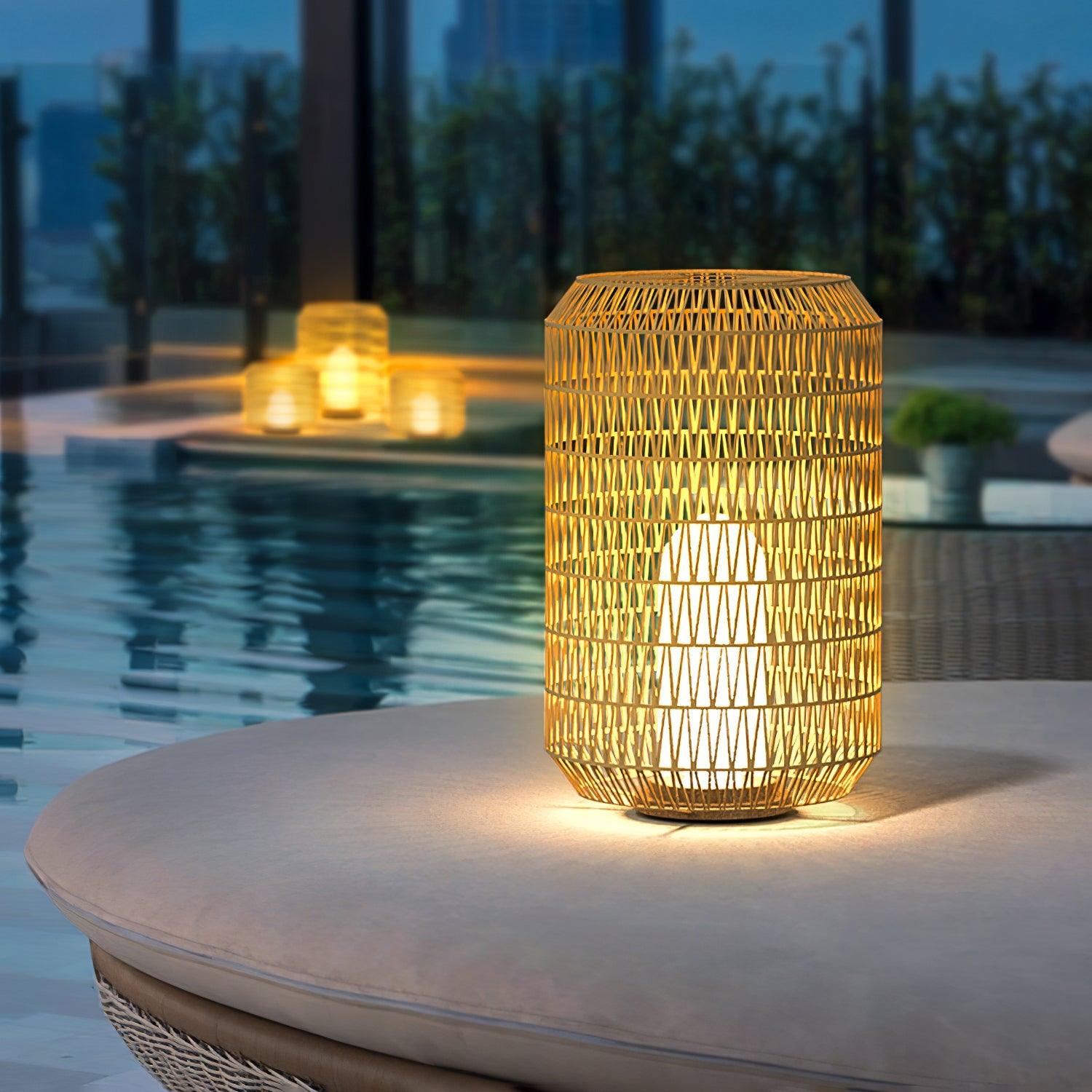Außenlampe aus geflochtenem Rattan – traditionelles Handwerkslicht für Ecken