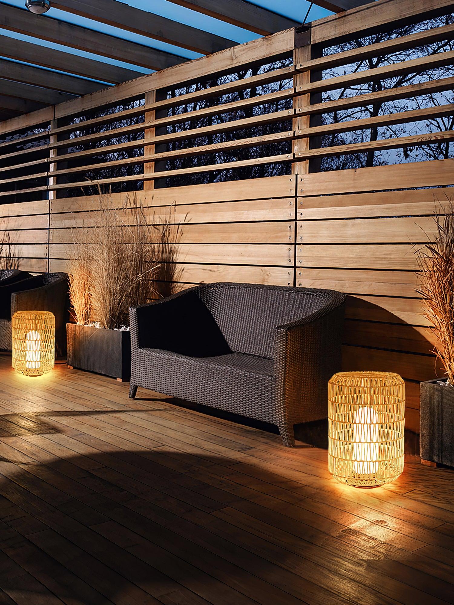 Außenlampe aus geflochtenem Rattan – traditionelles Handwerkslicht für Ecken