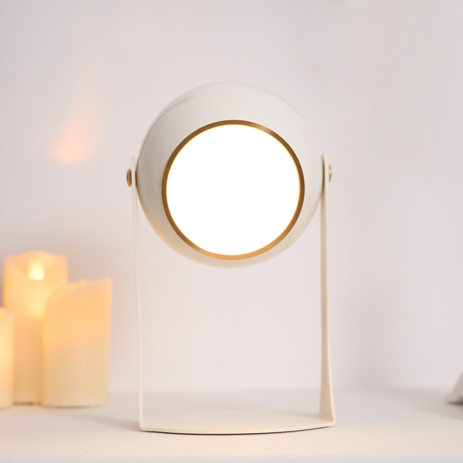 Glänzende schwarz-weiße Tischlampe – Helm-inspiriert