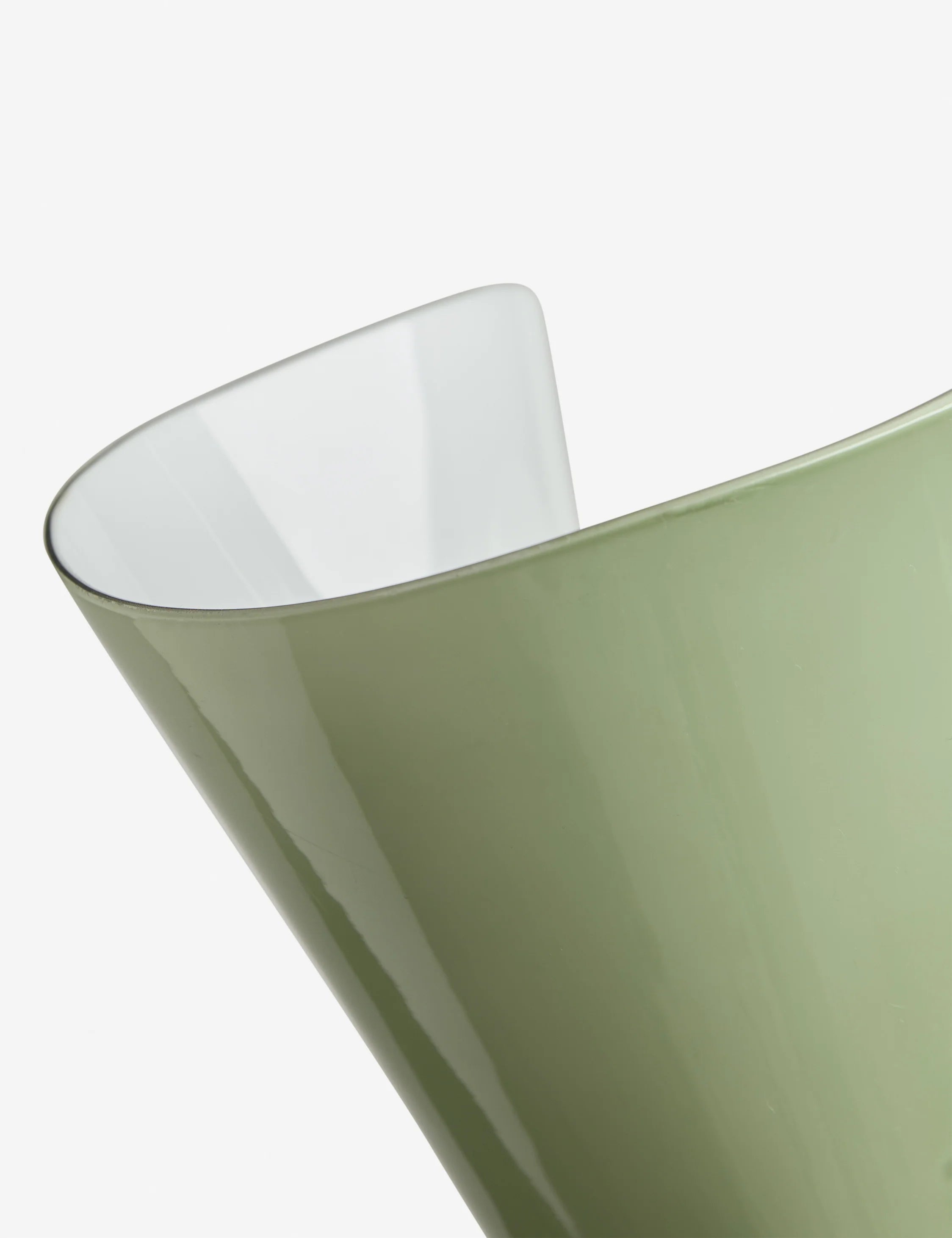 Bellina Radner Pendelleuchte – Farbiger Glasschirm mit Messingdetails für moderne Räume