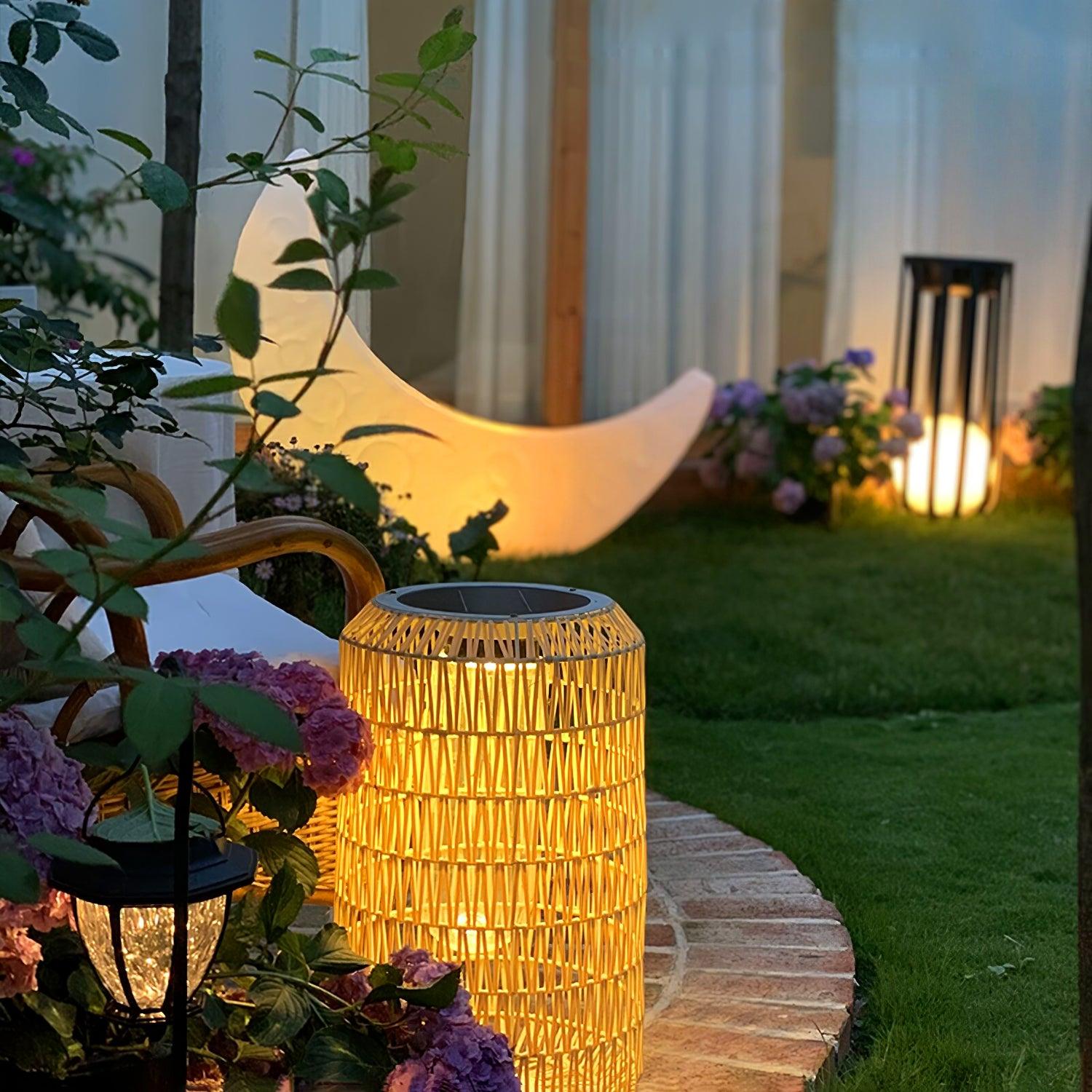 Außenlampe aus geflochtenem Rattan – traditionelles Handwerkslicht für Ecken