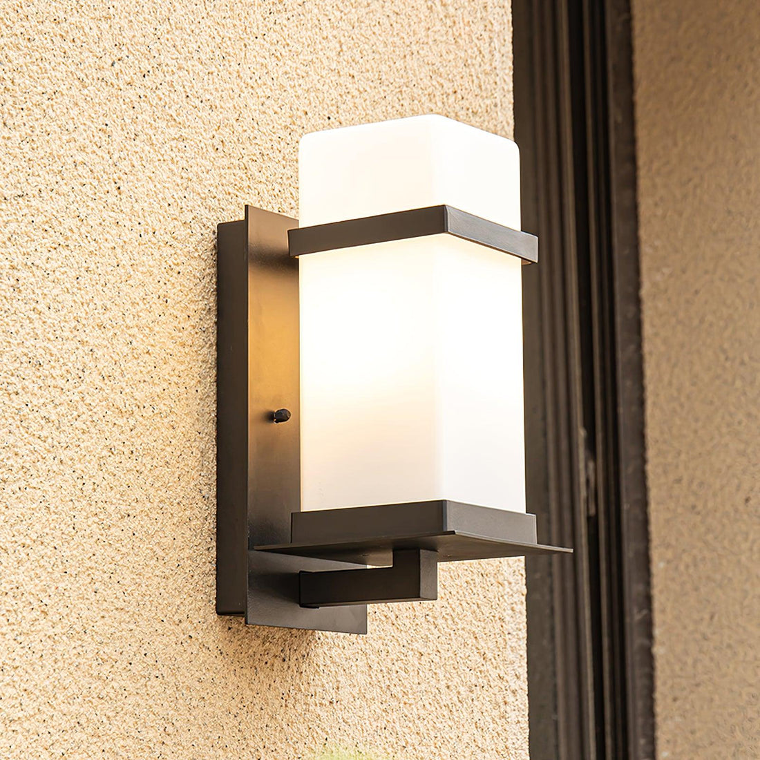 Außenwandleuchte - Moderne Metalllampe mit Glasschirm für den Garten