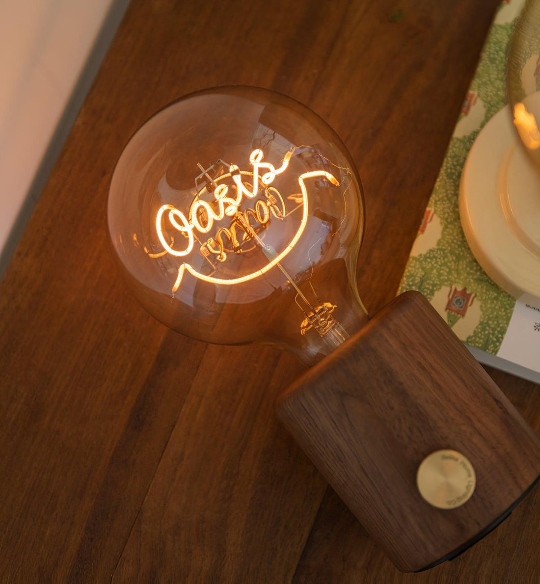 Smiley Tischlampe - LED-Lampe aus Walnuss und Marmor für Schlafzimmer und Büro