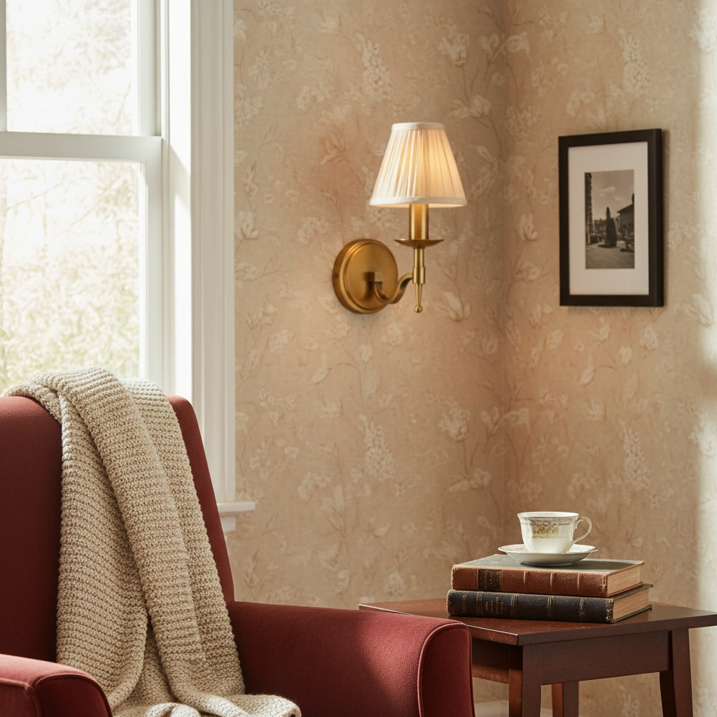 Tela Traditional Brass Wall Light - Classic Curved-Arm Sconce for Living Room & Hallway