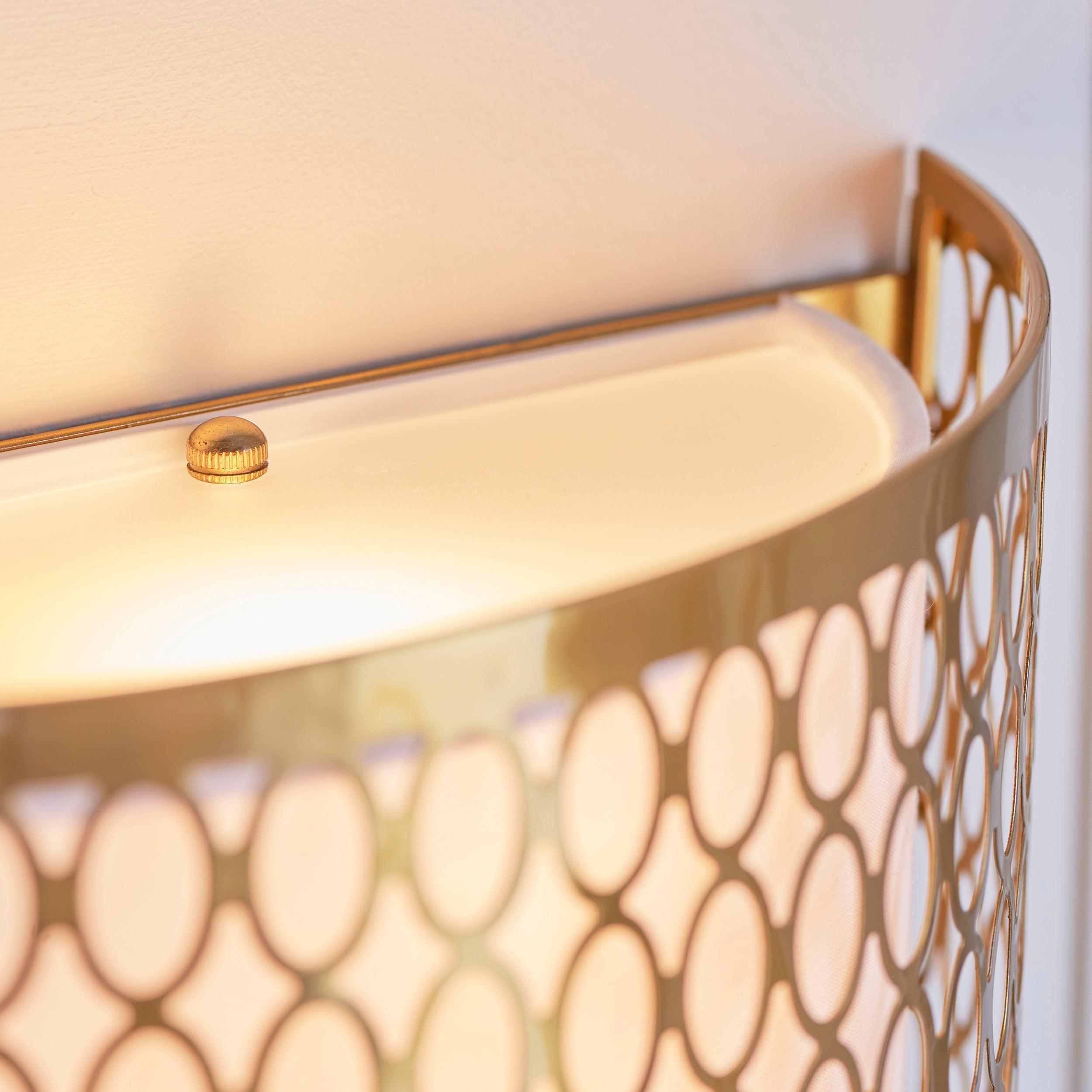 Liorin Wandleuchte mit Gittermuster – Moderne, geschwungene Wandleuchte aus Metall und Stoffschirm für Flur oder Schlafzimmer
