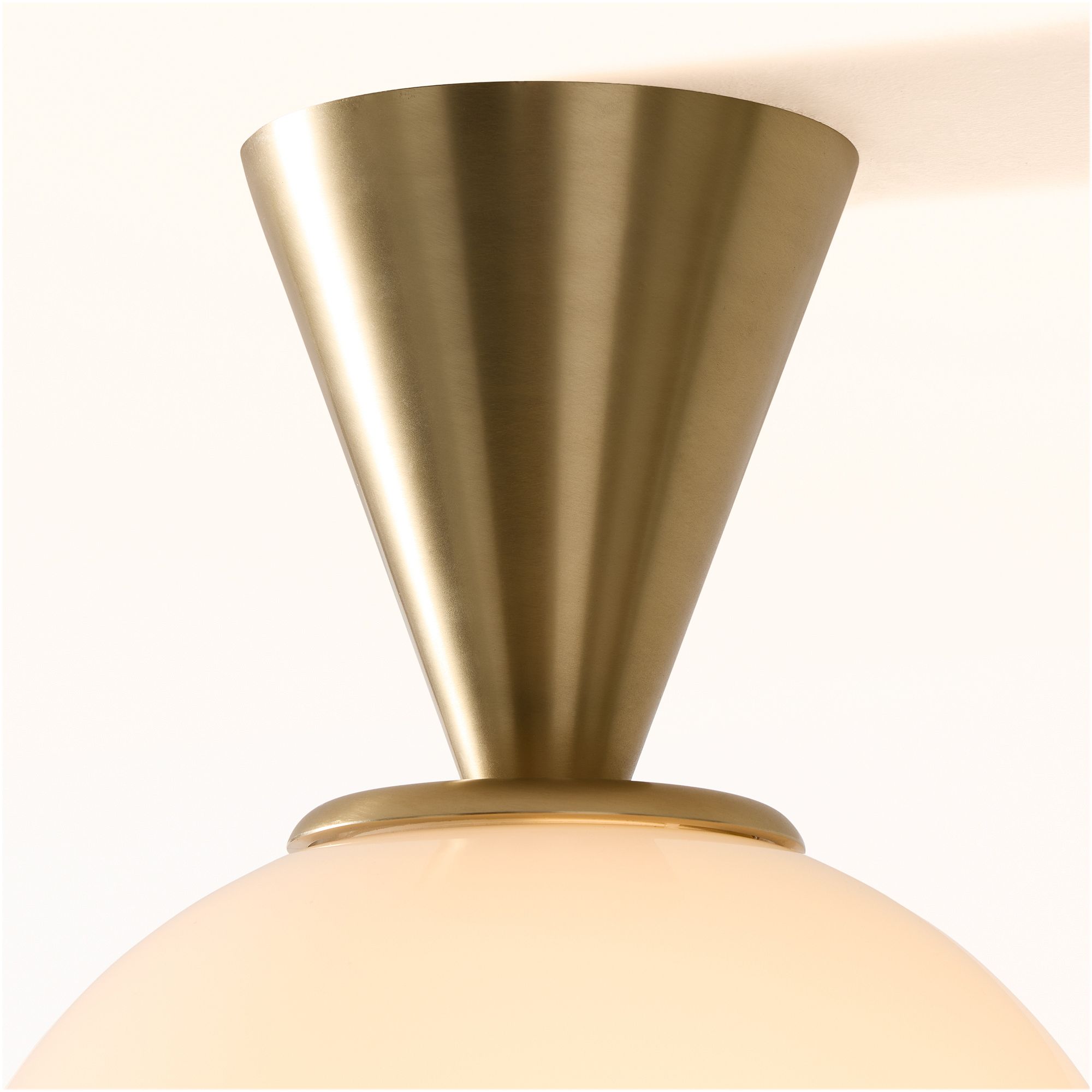 Moderne Deckenleuchte Ulvara – schwebende Kugel und konisches Baldachin-Design