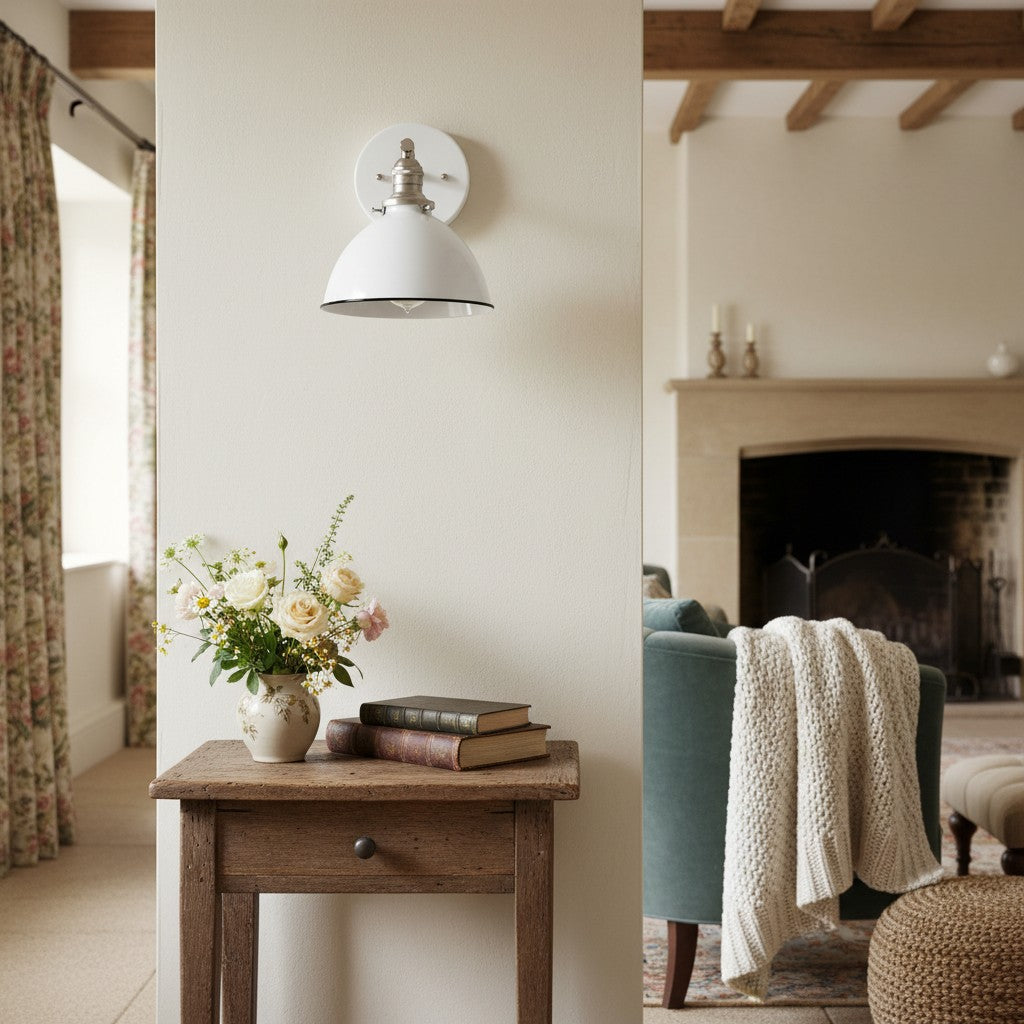 Conique Wandleuchte aus Metall – Weißer Metallschirm – Industrielle moderne Beleuchtung