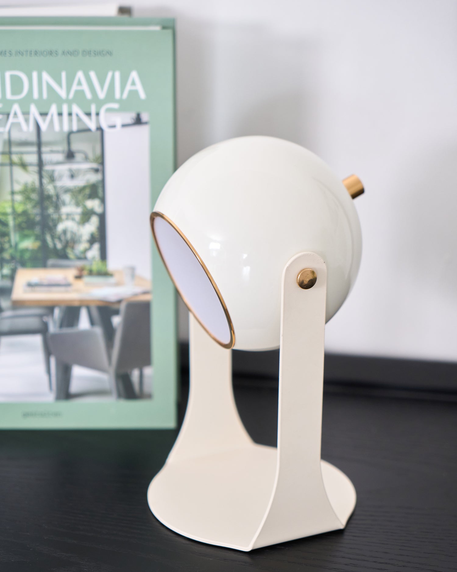Glänzende schwarz-weiße Tischlampe – Helm-inspiriert