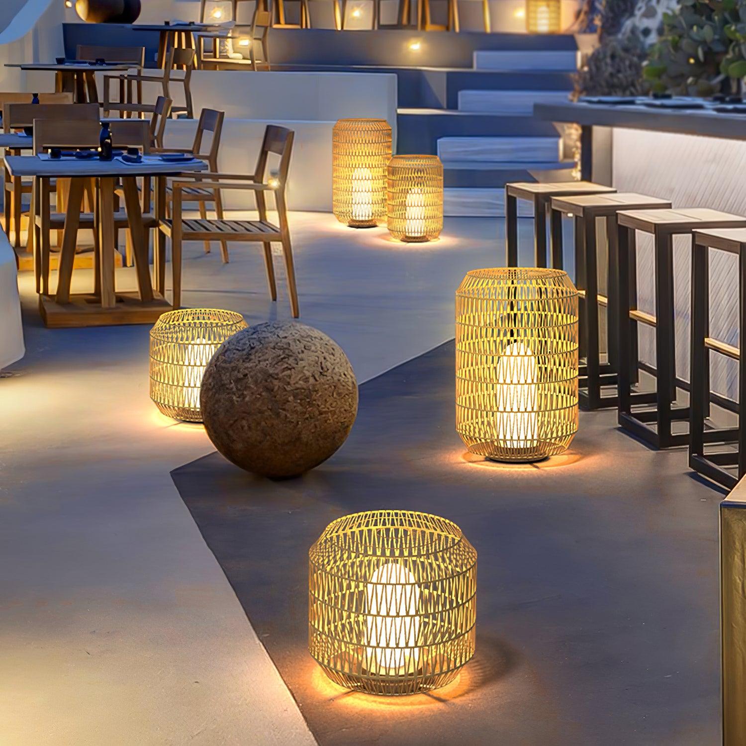 Außenlampe aus geflochtenem Rattan – traditionelles Handwerkslicht für Ecken