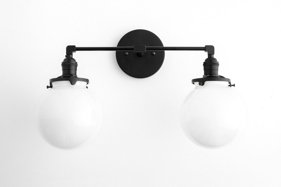 Lumio Globe Glaskugel-Waschtischleuchte – Moderne Badezimmerleuchte mit zwei Lichtern