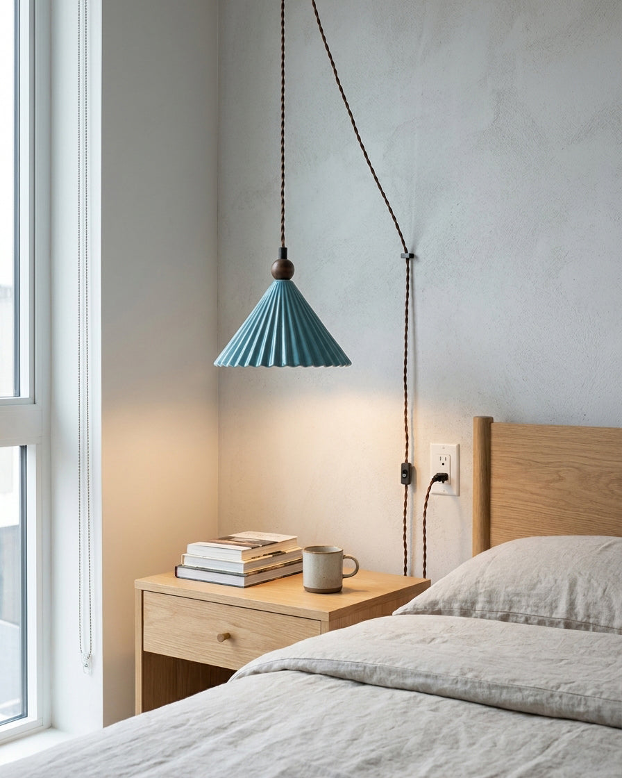Gefaltete Keramik-Pendelleuchte mit Stecker und Zugkabel