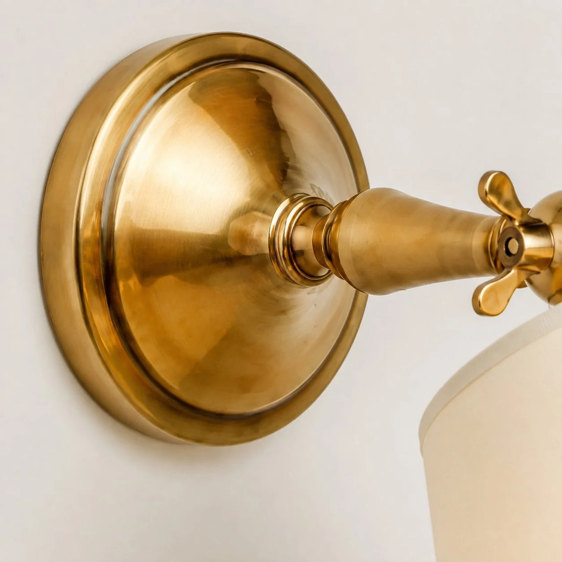 Vintage-Wandleuchte aus Messing mit Stoffschirm