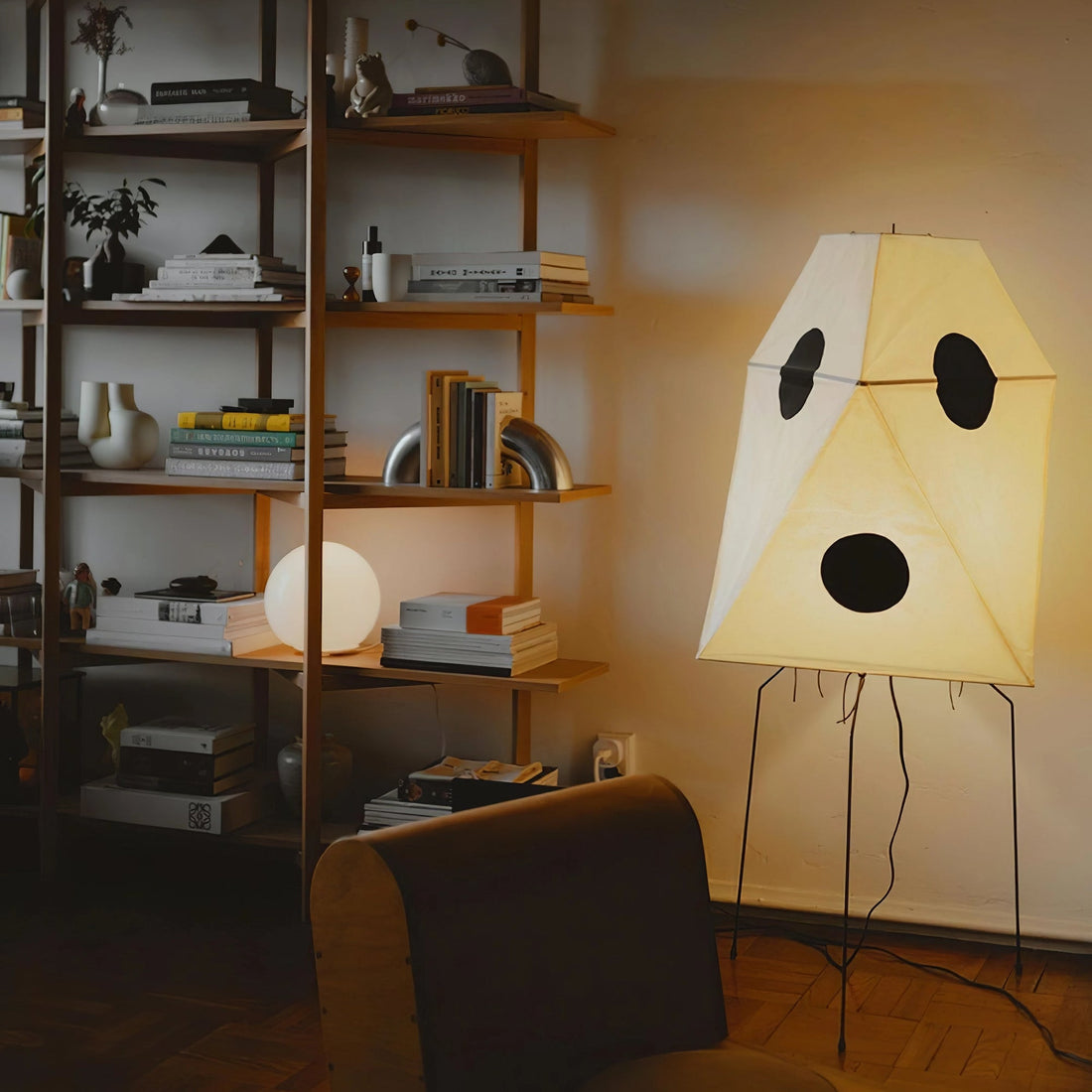Origami Stehleuchte – Skulpturales Licht für Wohnzimmer &amp; Leseecke
