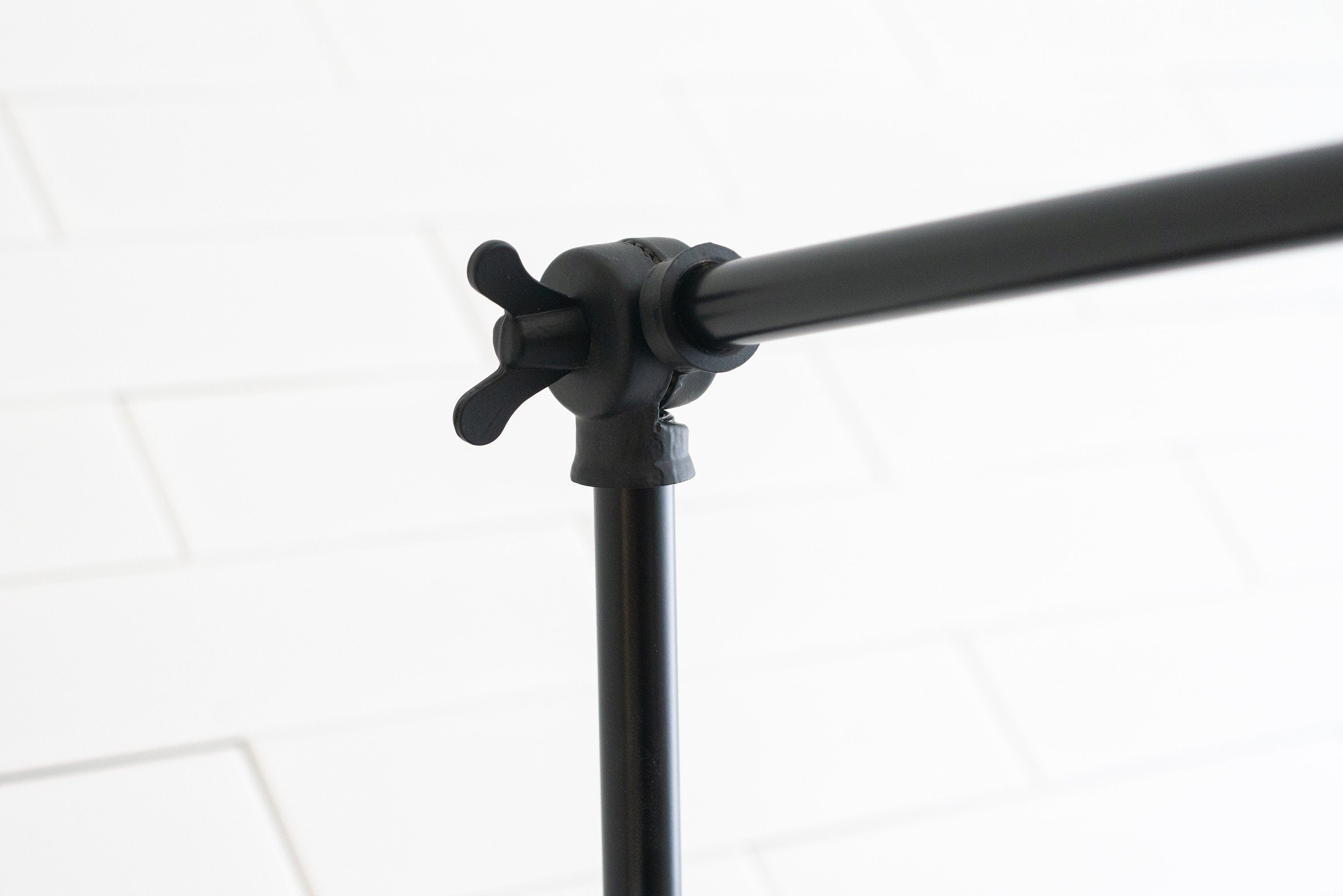 Conique Industrielle Wandleuchte aus Metall mit verstellbarem Arm – Kegelschirm aus Vintage-Glas