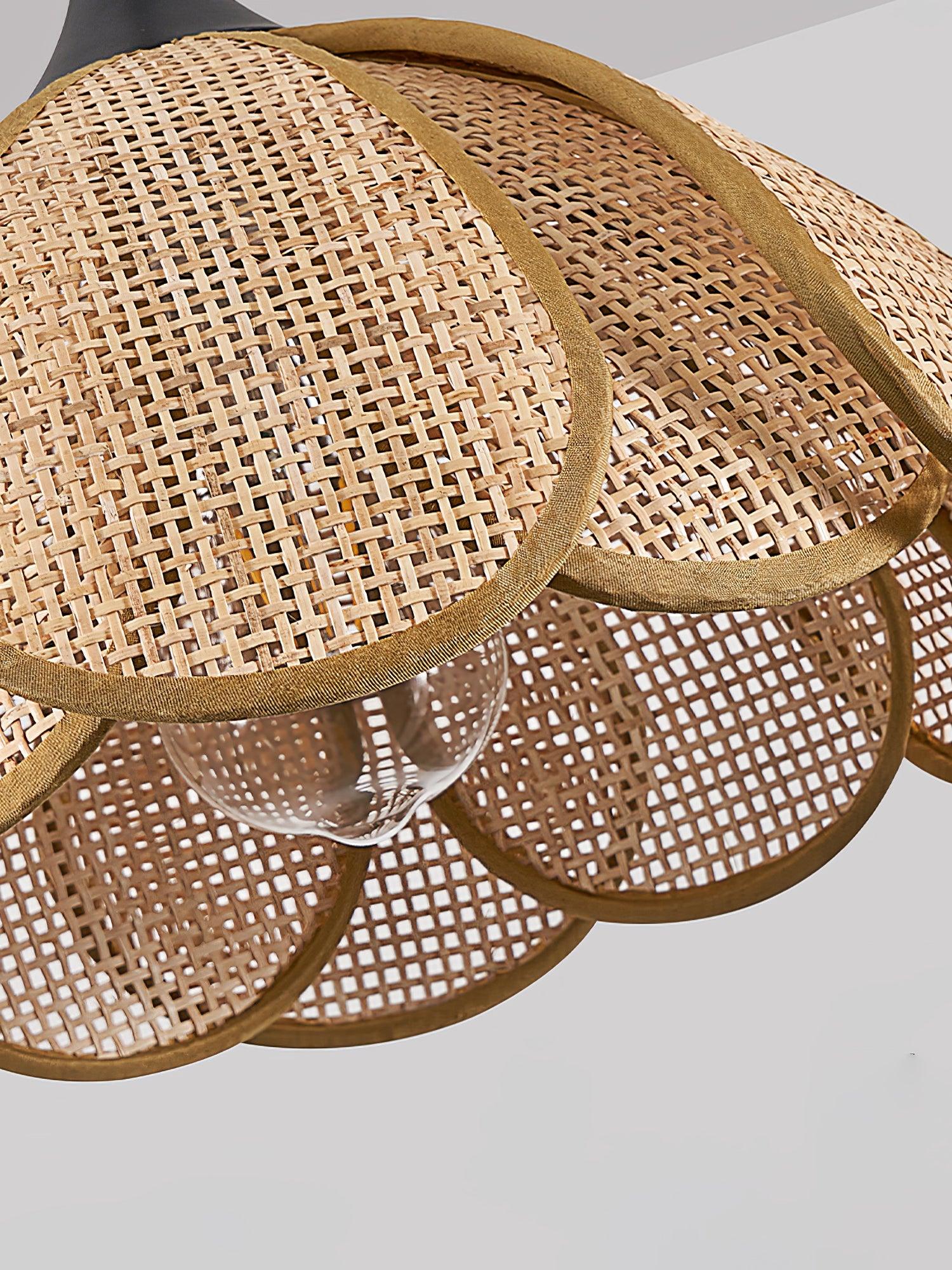 Geschichteter Rattanblüten-Stecker-Kabelanhänger
