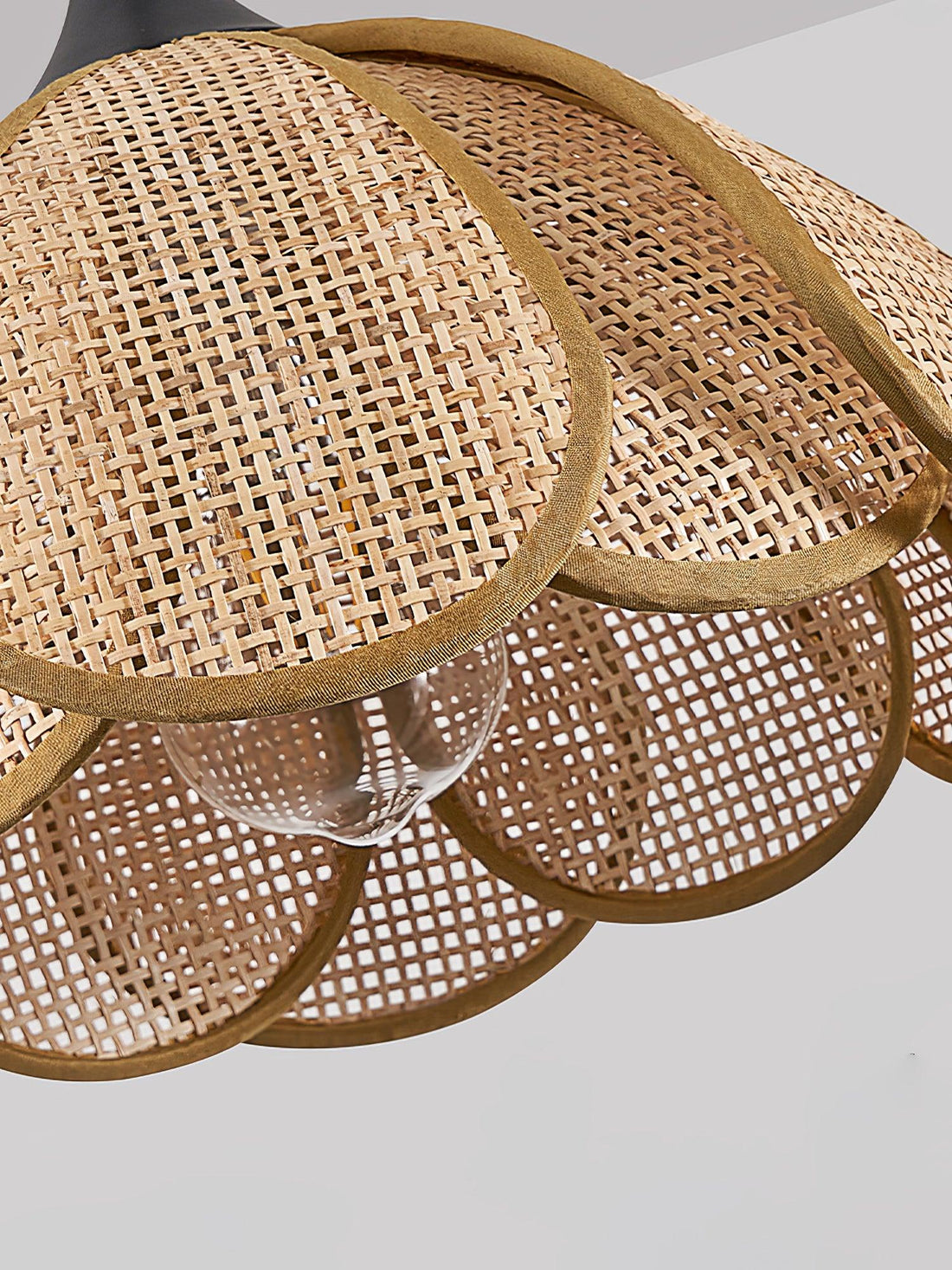 Geschichteter Rattanblüten-Stecker-Kabelanhänger