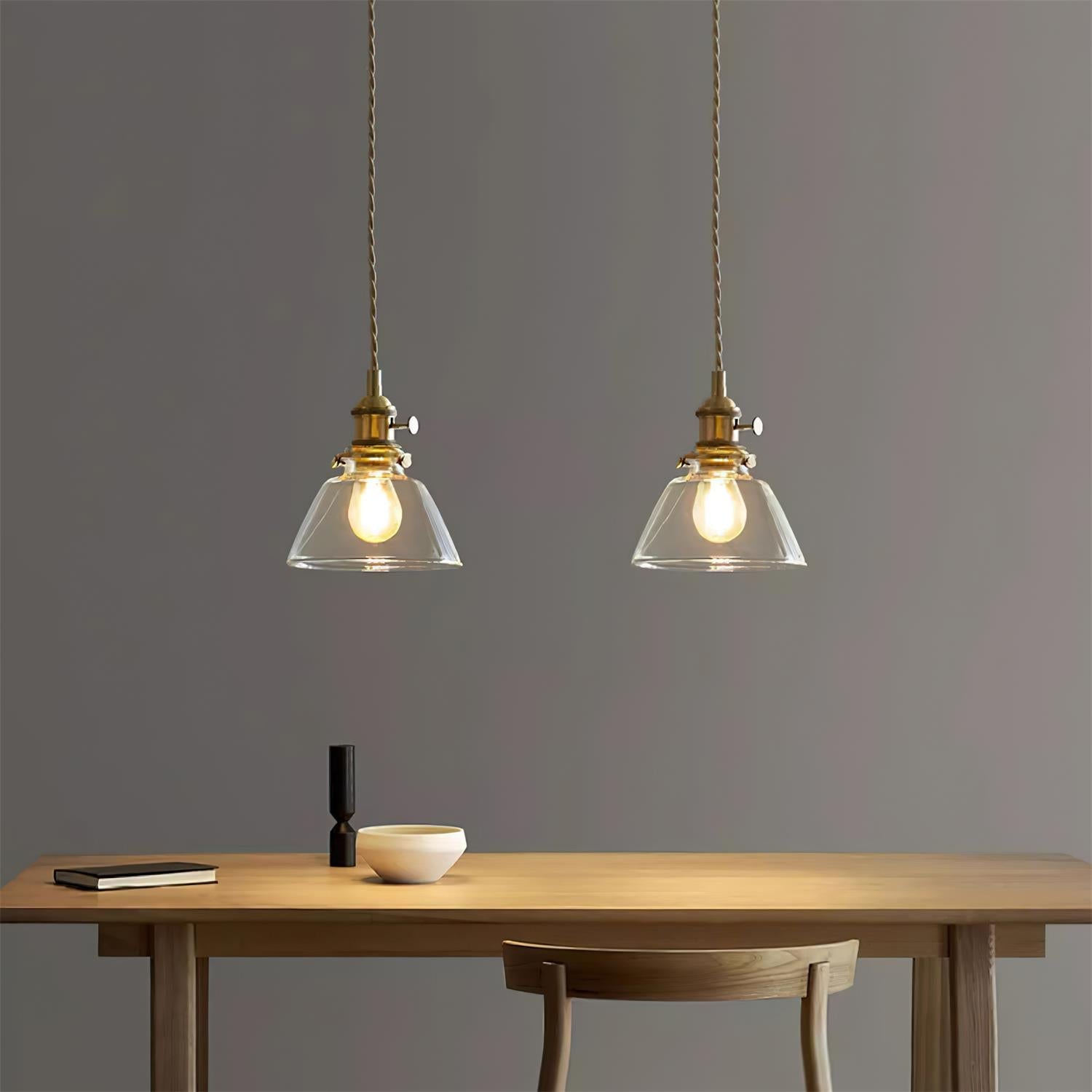 Festverdrahtete Messing-Pendelleuchte mit Glasschirm
