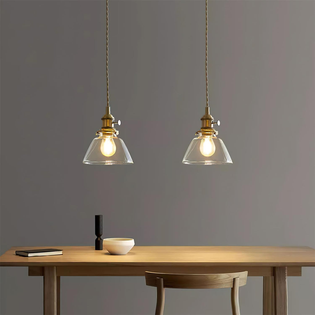 Festverdrahtete Messing-Pendelleuchte mit Glasschirm