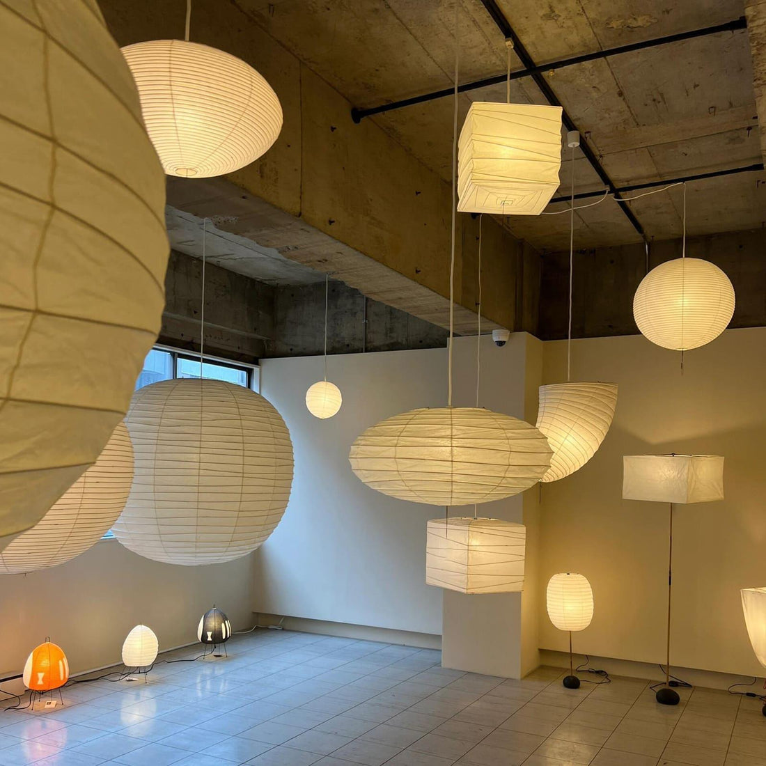 Papierwürfel-Pendelleuchte – Traditionelle minimalistische Lampe für den Eingangsbereich