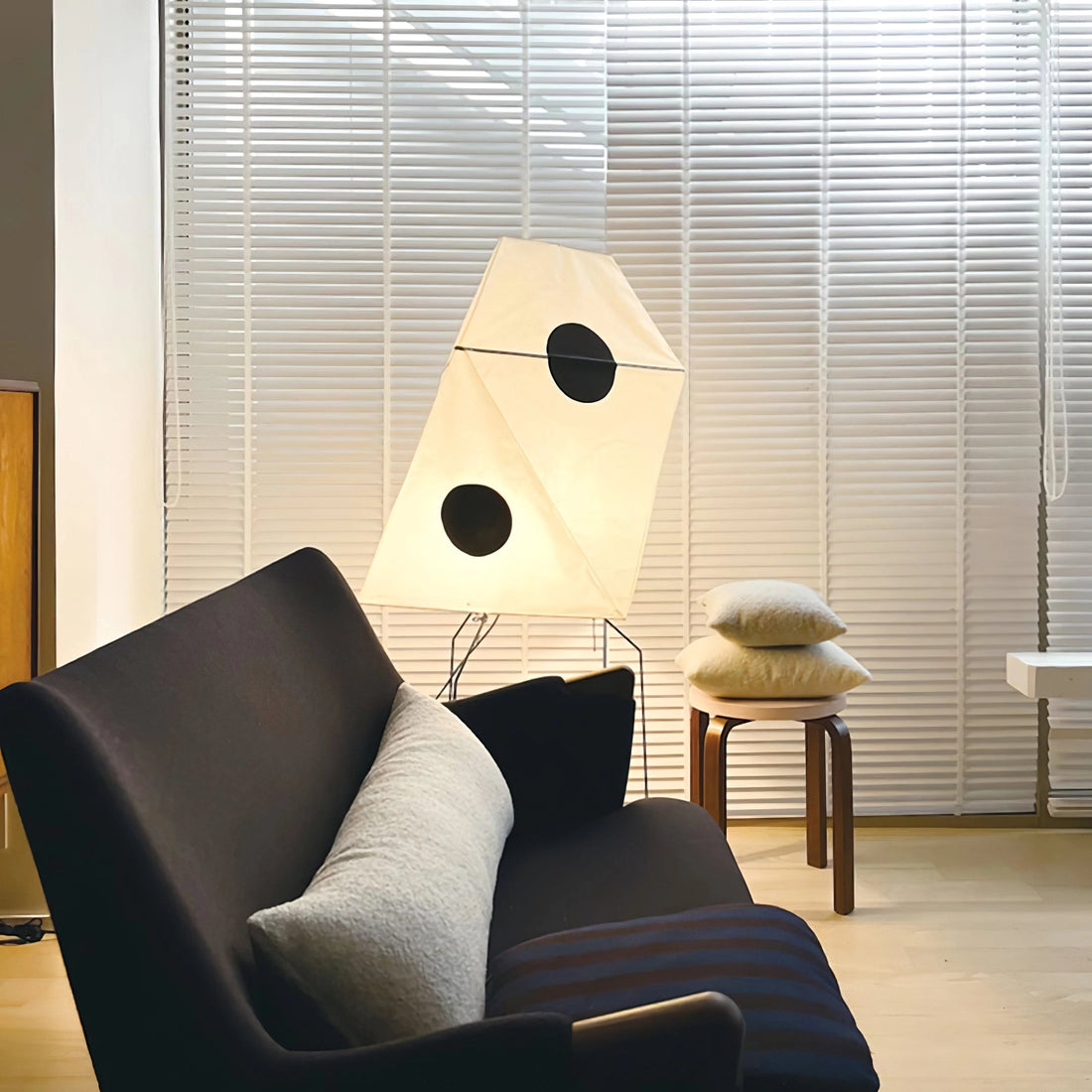 Origami Stehleuchte – Skulpturales Licht für Wohnzimmer &amp; Leseecke