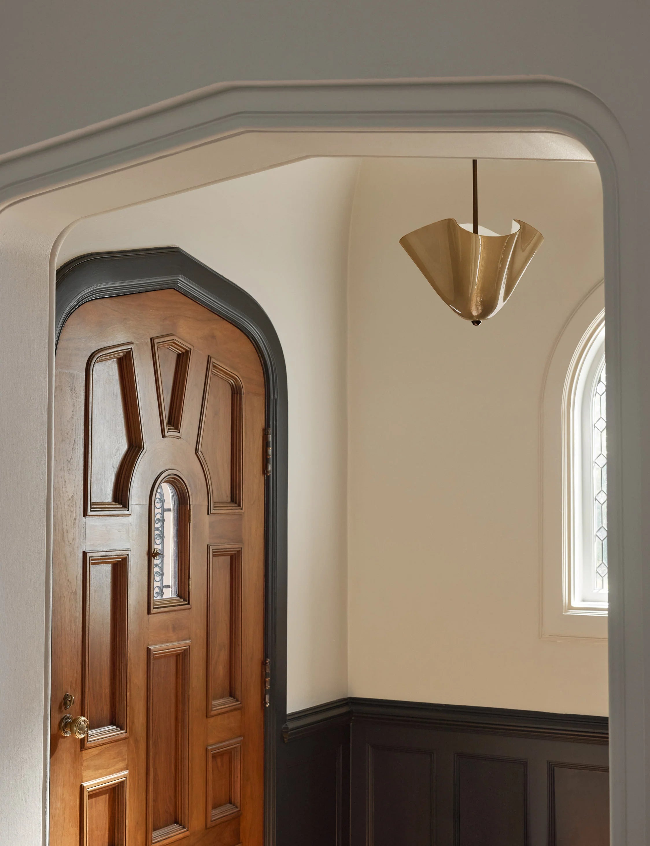 Bellina Radner Pendelleuchte – Farbiger Glasschirm mit Messingdetails für moderne Räume