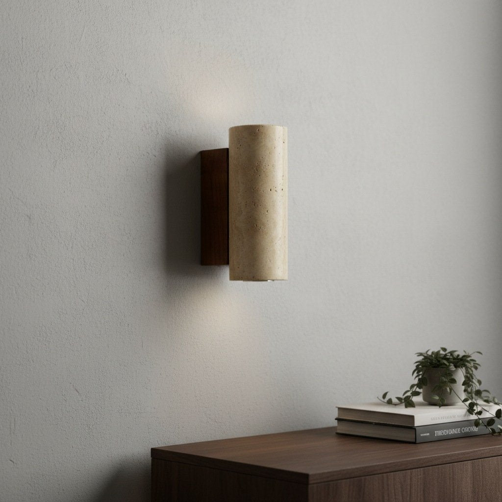 Slivara-Wandleuchte mit Naturstein-Rückplatte und warmem bernsteinfarbenem Schirm – Vintage-moderne Slivara-Wandleuchte für das Wohnzimmer