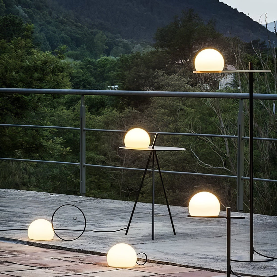 Stativ-Außenlampe – Solar-Ambientelicht und Beistelltisch für die Terrasse