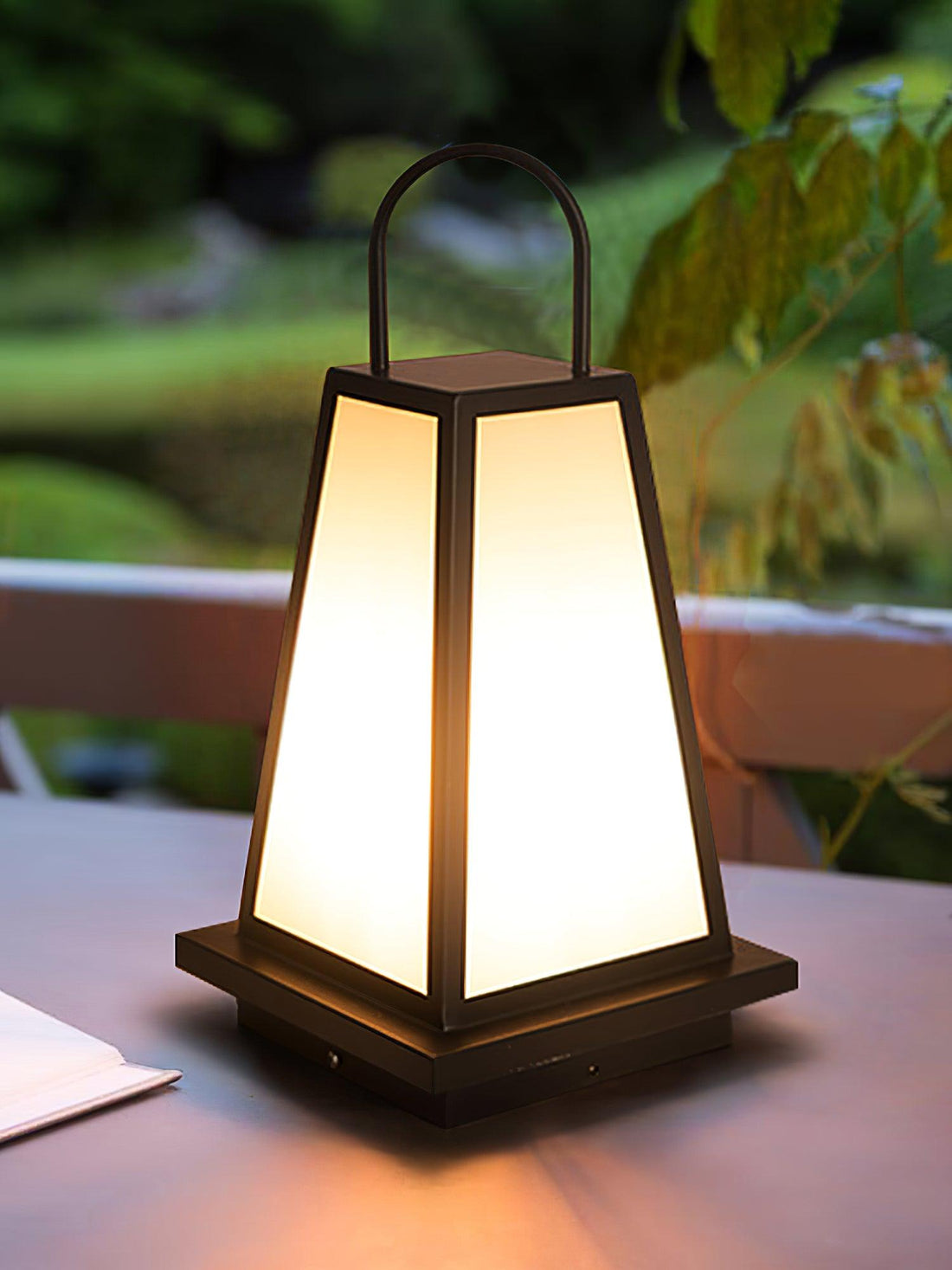 Tragbare Außenlampe – Gartenfertig – Dezente Anmut