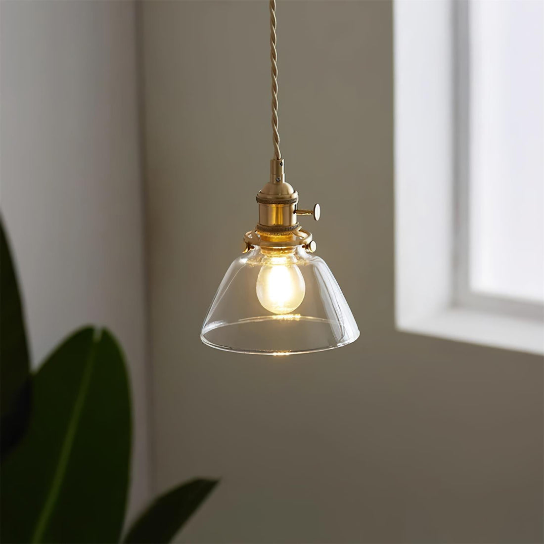 Festverdrahtete Messing-Pendelleuchte mit Glasschirm