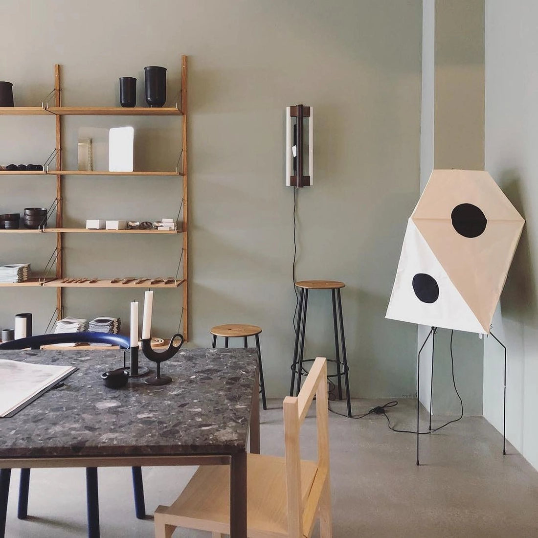 Origami Stehleuchte – Skulpturales Licht für Wohnzimmer &amp; Leseecke