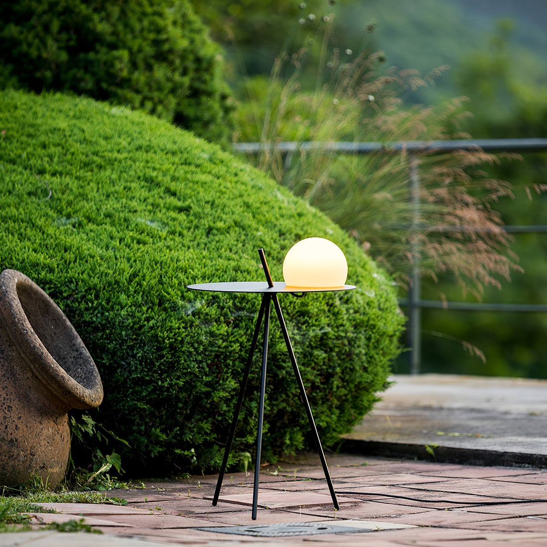 Stativ-Außenlampe – Solar-Ambientelicht und Beistelltisch für die Terrasse