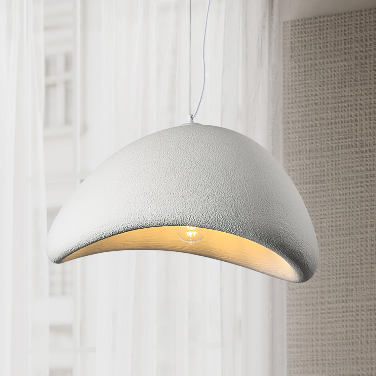 Gebogene Pendelleuchte aus Polystyrol mit Stecker